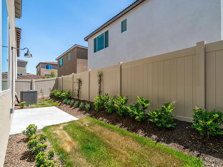2074 Bergamot St — Photo 40