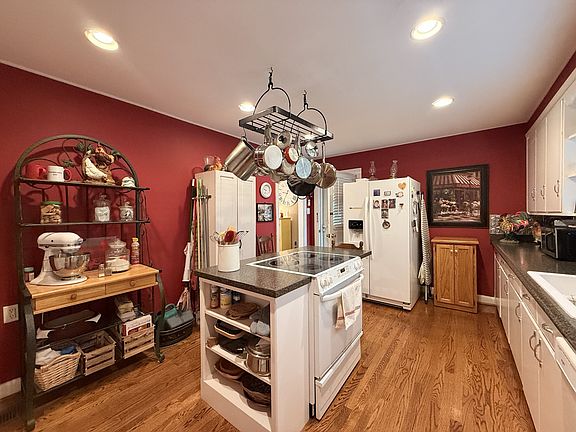 4th image of 313 Castle Heights Ave