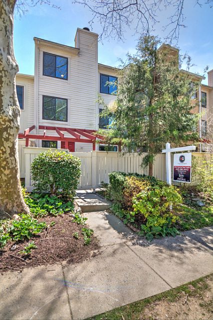 1st image of 2 Lea Pond Ct