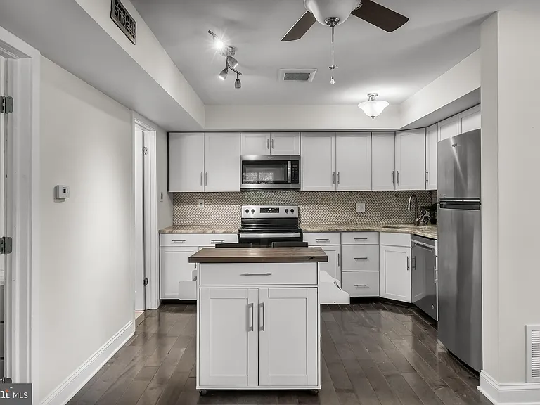 702 Abbey Ct — Photo 9