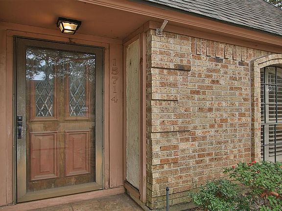 Come in a nd take a look around at the spacious floor plan!