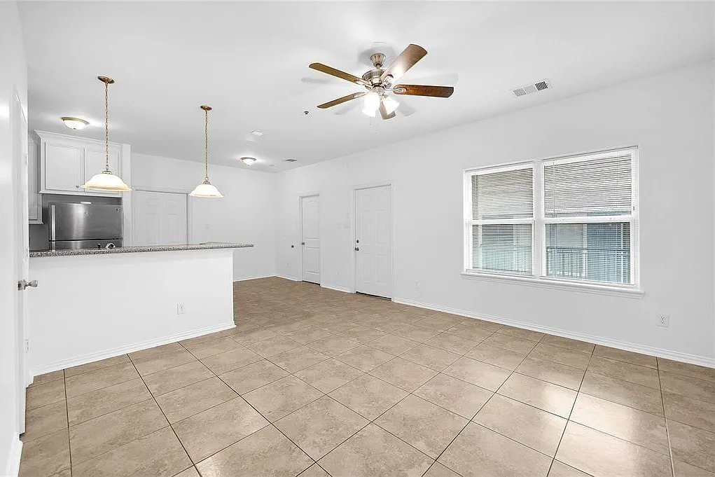 2 bed, 2.0 bath, 1050 sqft, $1,100 — Photo 2