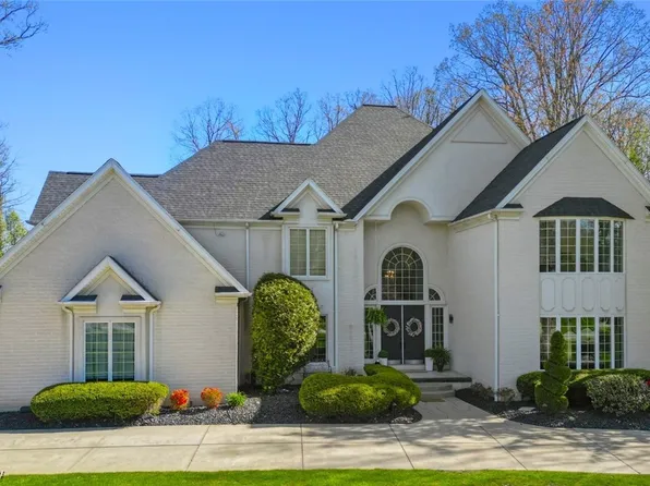 127 Timber Run Dr, Canfield, OH 44406