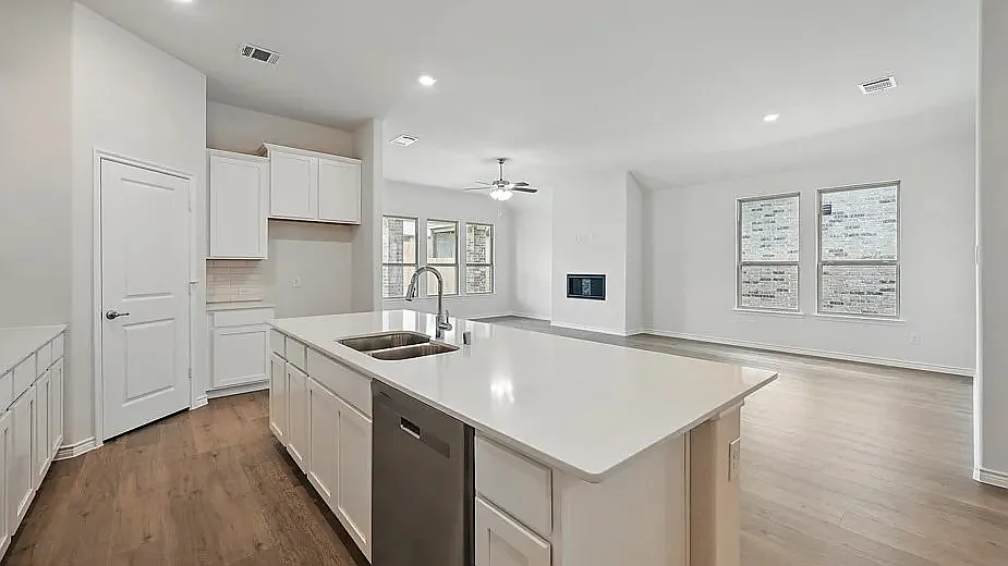 4 bed, 2100 sqft, $3,573 — Photo 2