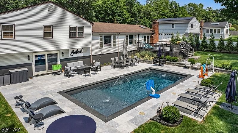 1st image of 27 Scarsdale Dr