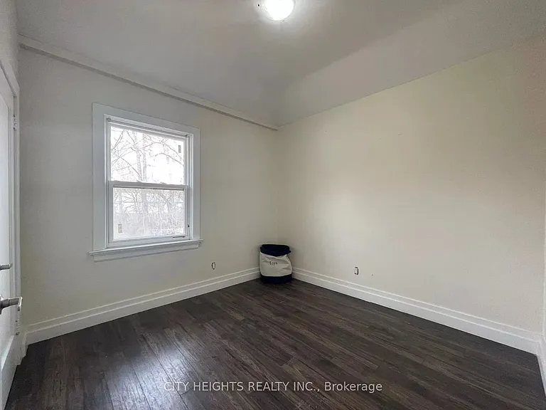 1561 Hurontario St — Photo 10