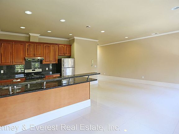 4th image of 736 Washington St #1