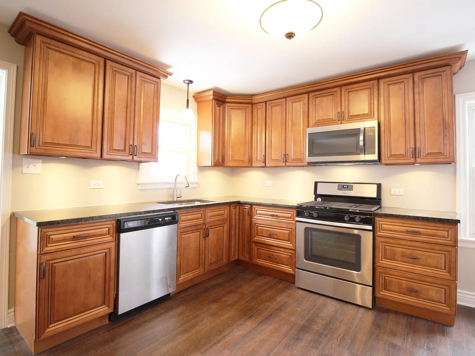 4 bed, 1936 sqft, $2,995 — Photo 4