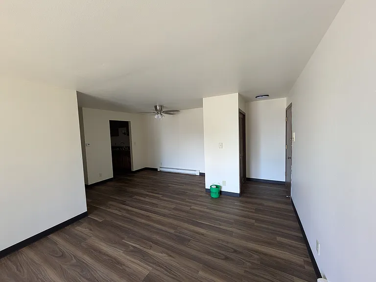 Chateau Apartments — Photo 9