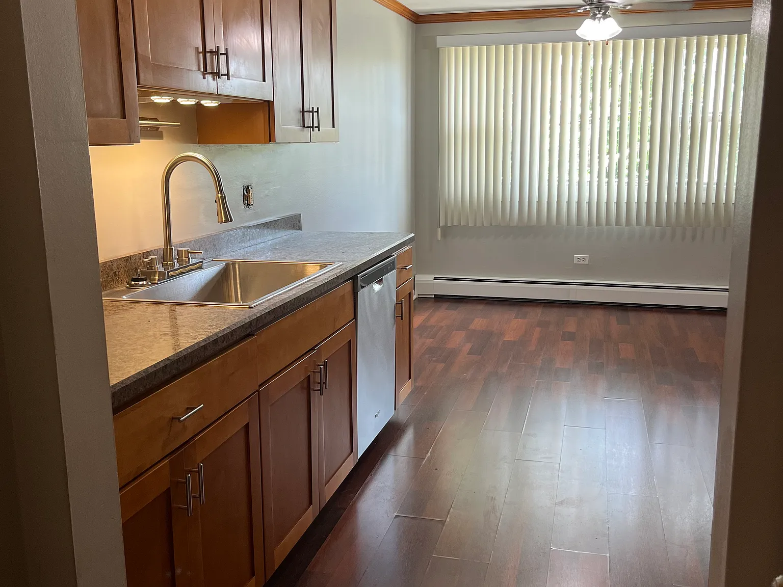 1327 E Prairie Ave — Photo 2