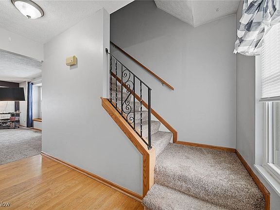 3rd image of 6416 Blossomwood Cir NE