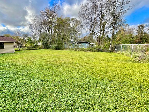 3rd image of 2710 Dogwood Ln