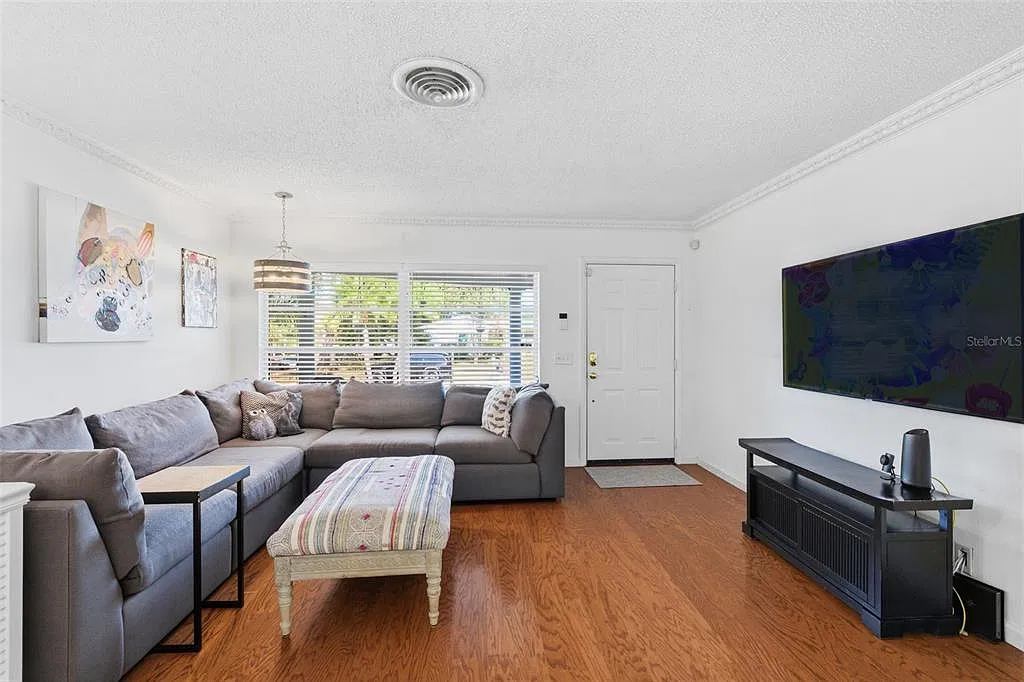 3 bed, 2.0 bath, 1394 sqft, $2,800 — Photo 4