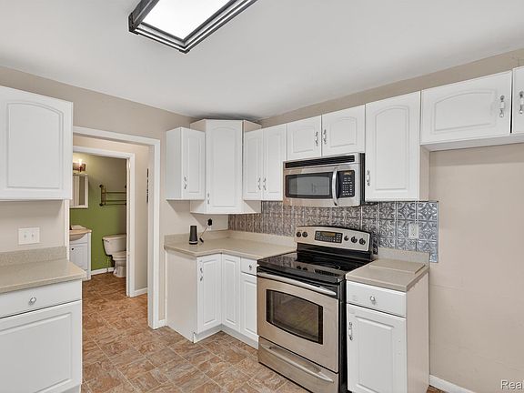 5th image of 1325 N Linden Rd