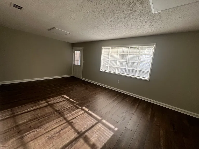 201 Rosewood Dr — Photo 6
