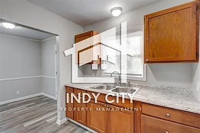3 bed, 1.0 bath, 925 sqft, $1,525 — Photo 2