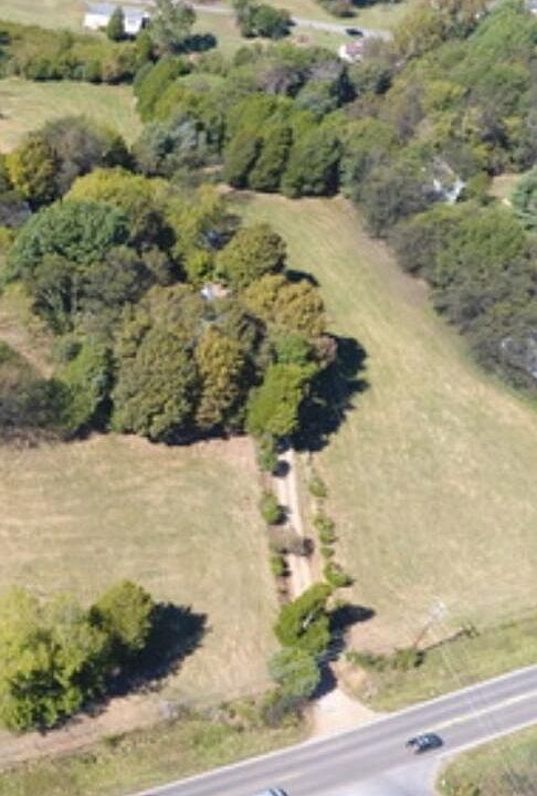 2nd image of 904 Boyds Creek Hwy