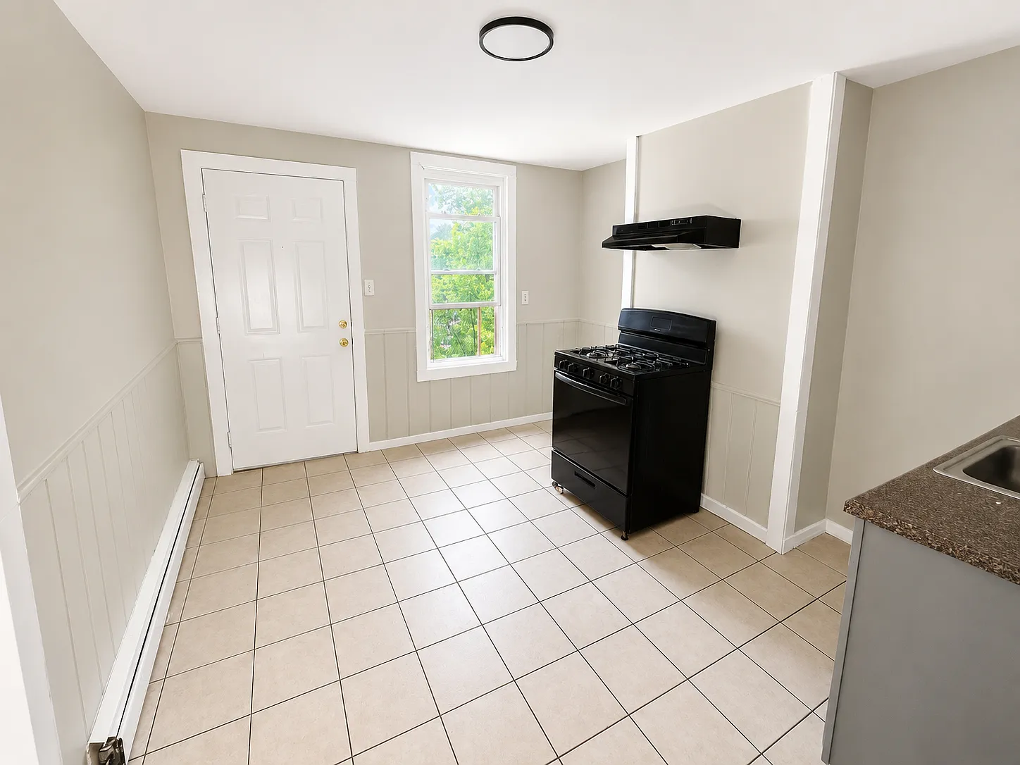 3 bed, 1200 sqft, $2,045 — Photo 2