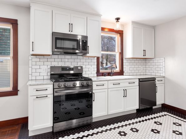 821 N Aurora St