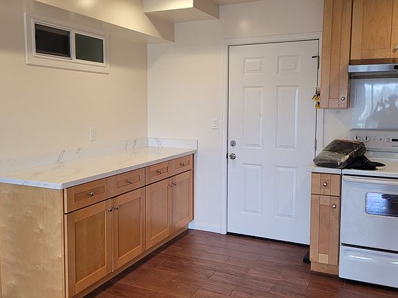 3rd image of 552 Hanover St