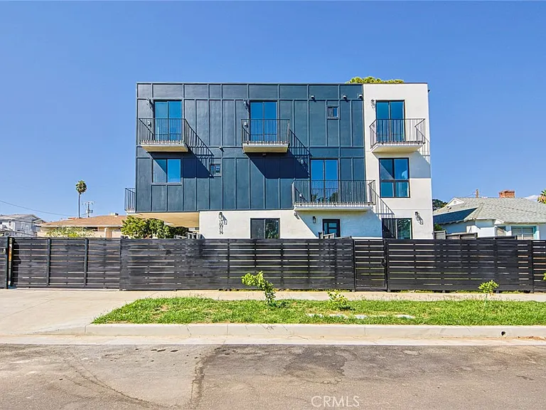 10719 Addison St — Photo 16