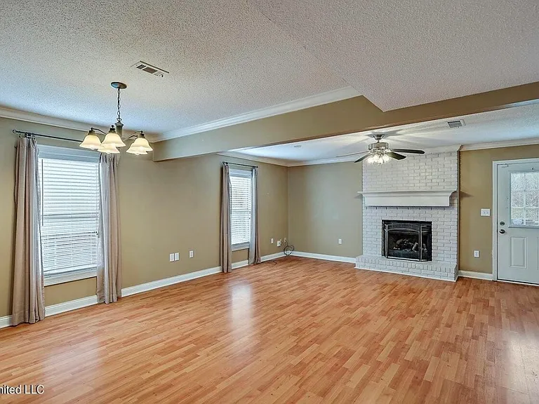 113 Amberwood Dr — Photo 2