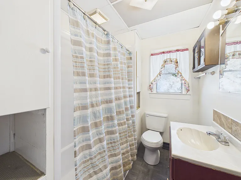 305 S Chelsea St — Photo 12