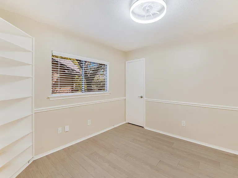 6808 Luckenbach Ln — Photo 18