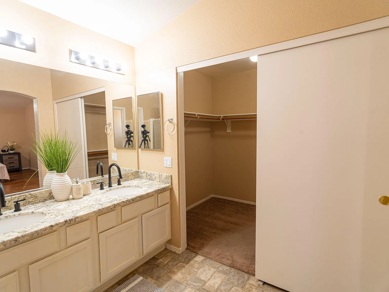 4 bed, 4.0 bath, 2827 sqft, $1,321 — Photo 4