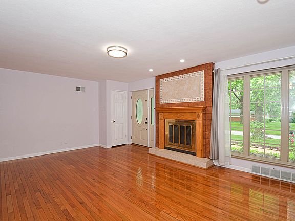 3rd image of 819 Renee Ln