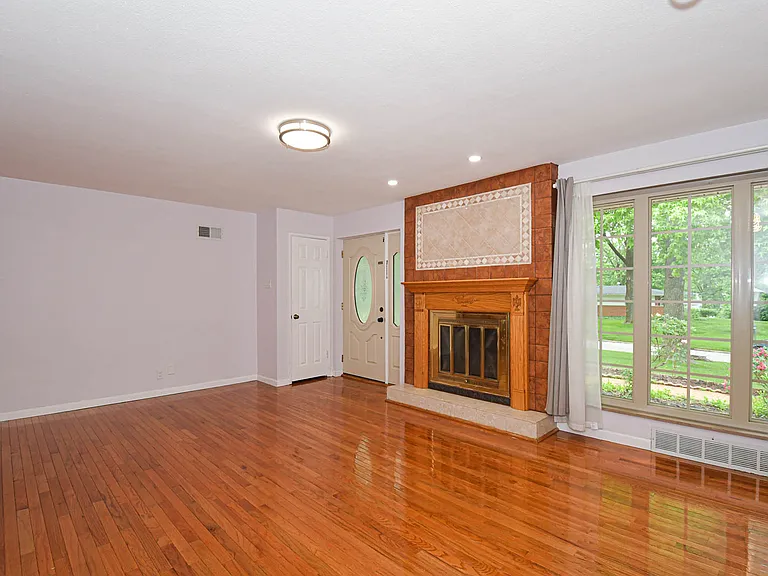 819 Renee Ln — Photo 3