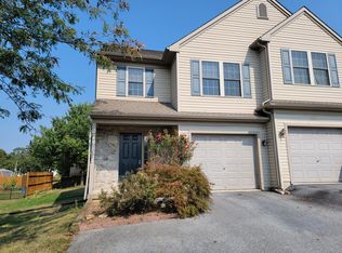 15 Village Dr, Leola, PA 17540
