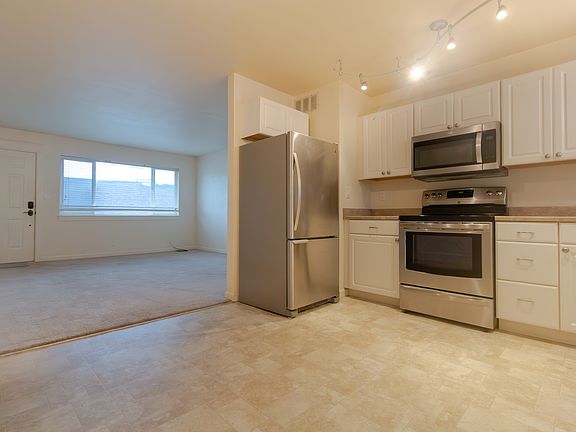 3rd image of 1124 C St APT C