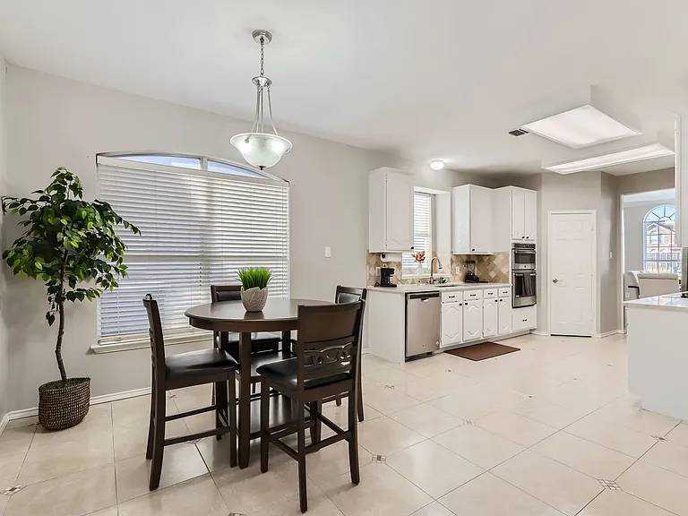 2520 Leicester Ct — Photo 10