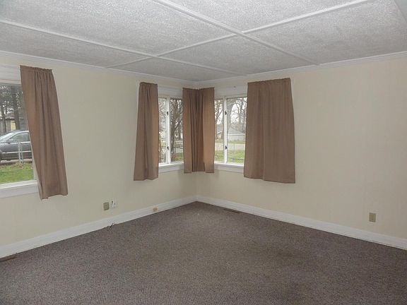 Large Living room 13'4" X 14'