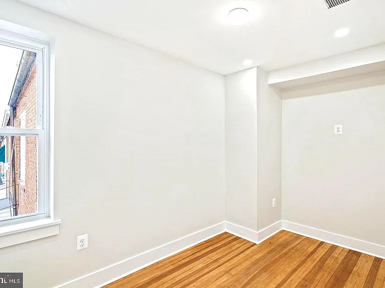 1327 W 42nd St — Photo 25