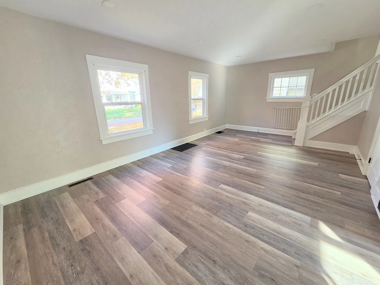 2927 Hoagland Ave — Photo 3