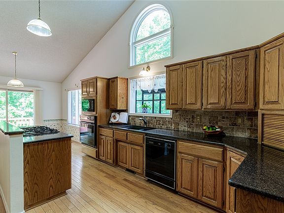 4th image of 6 Weber Ln