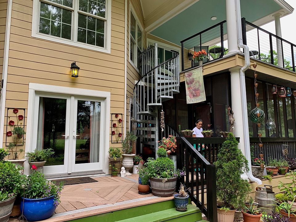 Up these stairs, is the main entrance to the rented spaces.