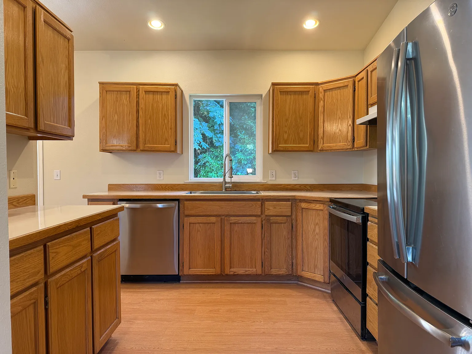 5 bed, 2200 sqft, $3,950 — Photo 4