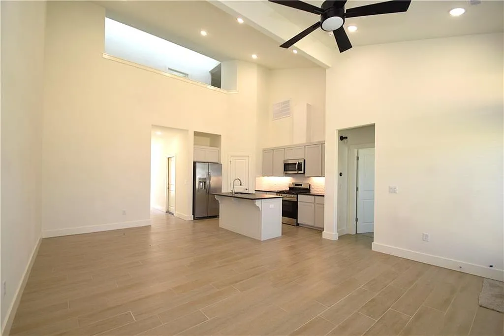 3 bed, 2.5 bath, 1420 sqft, $1,680 — Photo 2