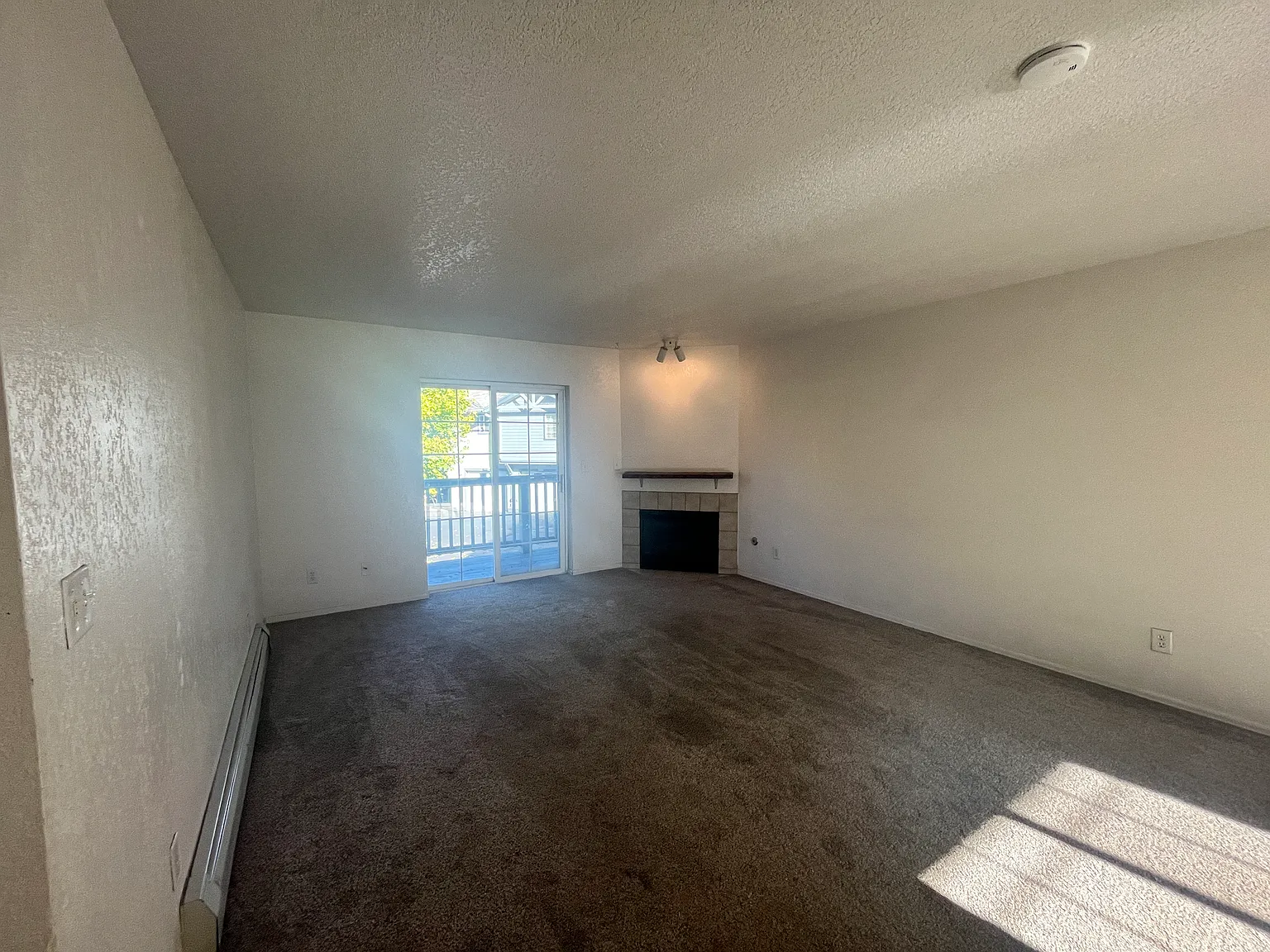 2 bed, 982 sqft, $4,200 — Photo 2
