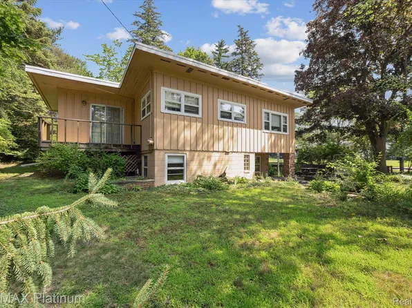 1243 Clearwater Blvd, White Lake, MI 48386