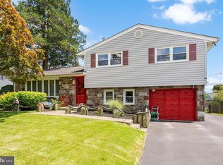 9223 Pine Rd, Philadelphia, PA 19115