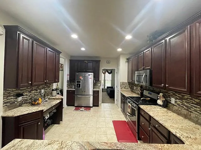 674 Empire Dr — Photo 8