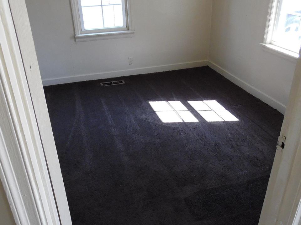 Front bedroom with plenty of sunlight.