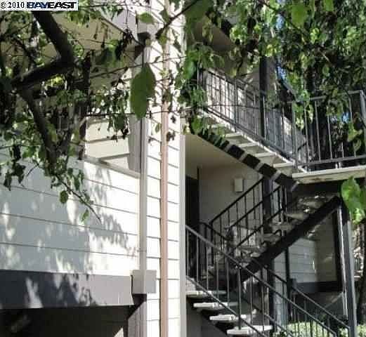 2nd image of 220 Stonegate Cir