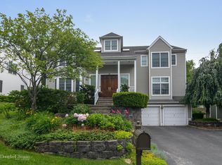 30 Davis Ln, Roslyn, NY 11576