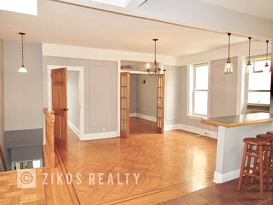 Rented by Zikos Realty Services | media 10