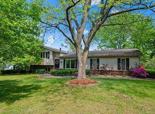 6690 Cuthbert Rd, White Lake, MI 48386